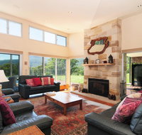Bottlebrush Lodge - Great views and a pool - New Castle Holiday