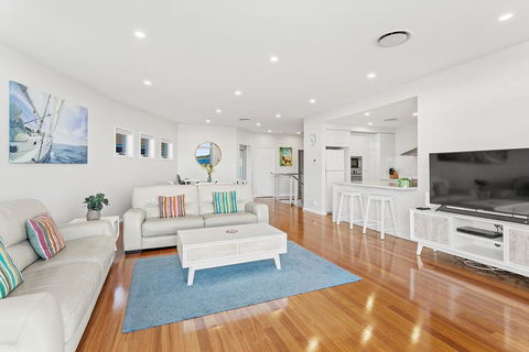 Boulder Bay Rd 2/2 - Fingal Bay - New Castle Holiday 3