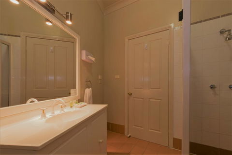 Bowen Inn Motel - New Castle Holiday 1