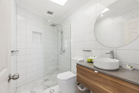 Breathtaking Views Of Sunshine Beach - Unit 7/21 Park Crescent - New Castle Holiday 3