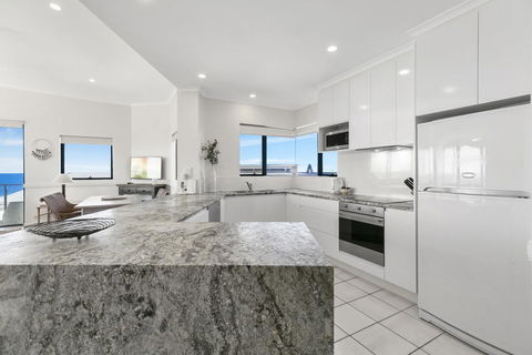 Breathtaking Views Of Sunshine Beach - Unit 7/21 Park Crescent - New Castle Holiday 1