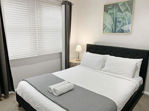 Bright 3-bedroom Apartment - Central Armidale - New Castle Holiday 3