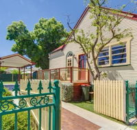 Bright 3-bedroom apartment - Central Armidale - New Castle Holiday
