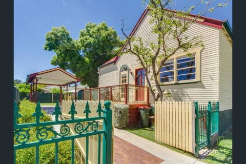 Bright 3-bedroom Apartment - Central Armidale - New Castle Holiday 0