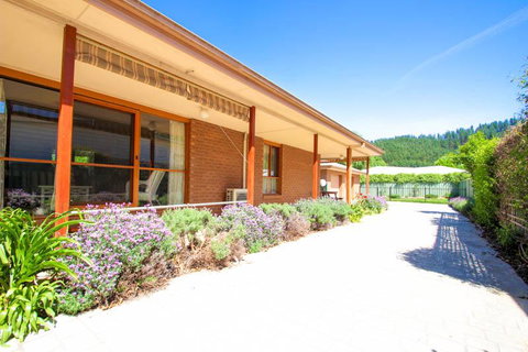 Bright Country Home - New Castle Holiday 3