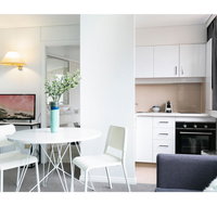 Bright modern studio steps from the action - New Castle Holiday