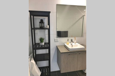 Bright, Modern, Stylish - Top Floor Apt - Woden - New Castle Holiday 1
