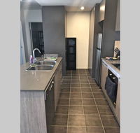 Bright Modern Stylish - Top Floor Apt - Woden - New Castle Holiday