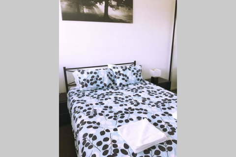 Bright, Modern, Stylish - Top Floor Apt - Woden - New Castle Holiday 2