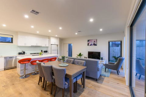 Brighton East 3 Bedroom 3 Bathroom Townhouse - New Castle Holiday 1