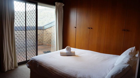 Bundilla 3 - Lake Views From The Balcony - New Castle Holiday 3