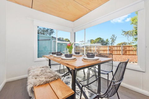 BUNGALOW BEAUTY - Hosted By: L'Abode Accommodation - New Castle Holiday 1