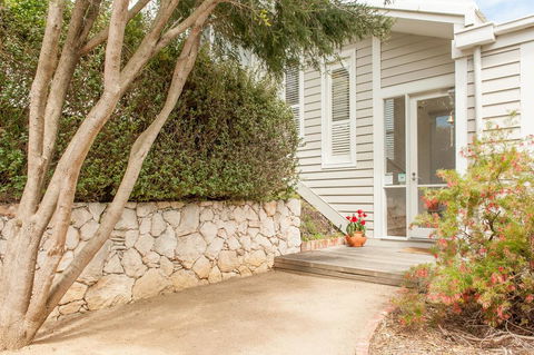 Buoys On Queens - New Castle Holiday 0