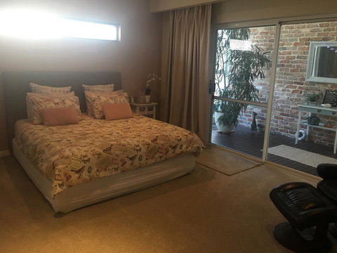 Burns Beach Bed And Shower - New Castle Holiday 2