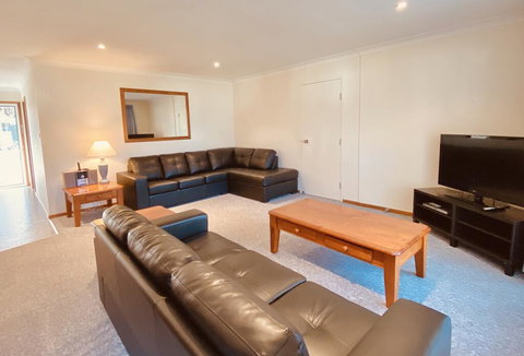 Cam Way Estate - New Castle Holiday 1