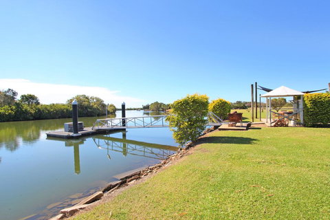 Campbell 7 - Large Queenslander On Maroochy River - New Castle Holiday 2
