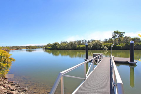 Campbell 7 - Large Queenslander On Maroochy River - New Castle Holiday 1