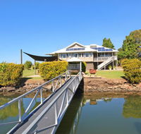Campbell 7 - Large Queenslander on Maroochy River - New Castle Holiday