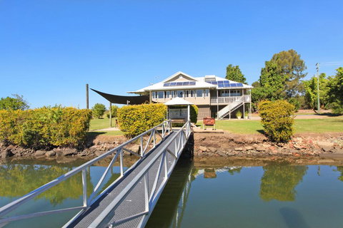 Campbell 7 - Large Queenslander On Maroochy River - New Castle Holiday 0