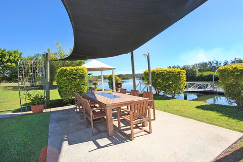 Campbell 7 - Large Queenslander On Maroochy River - New Castle Holiday 3