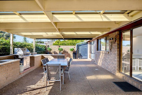 Campbell Avenue, 28 - New Castle Holiday 0