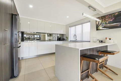 CANAL HOME NEAR MOOLOOLABA - New Castle Holiday 3