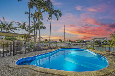 CANAL HOME NEAR MOOLOOLABA - New Castle Holiday 1