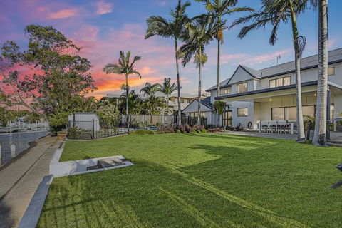 CANAL HOME NEAR MOOLOOLABA - New Castle Holiday 0