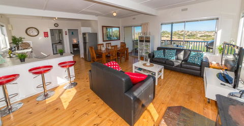 Carrickalinga SeaHaven: Coastal Escape-4BRM - 29 Riverview Drive - New Castle Holiday 0