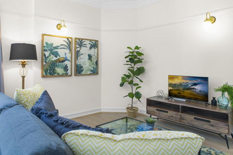 Central Apartment With Spacious Living And Dining - New Castle Holiday 2