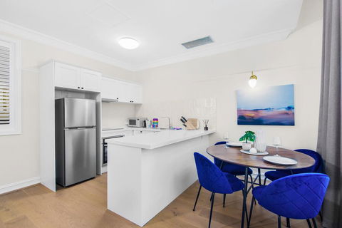 Central Apartment With Spacious Living And Dining - New Castle Holiday 3