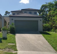 Central Gold Coast Large Modern Elevated House - New Castle Holiday