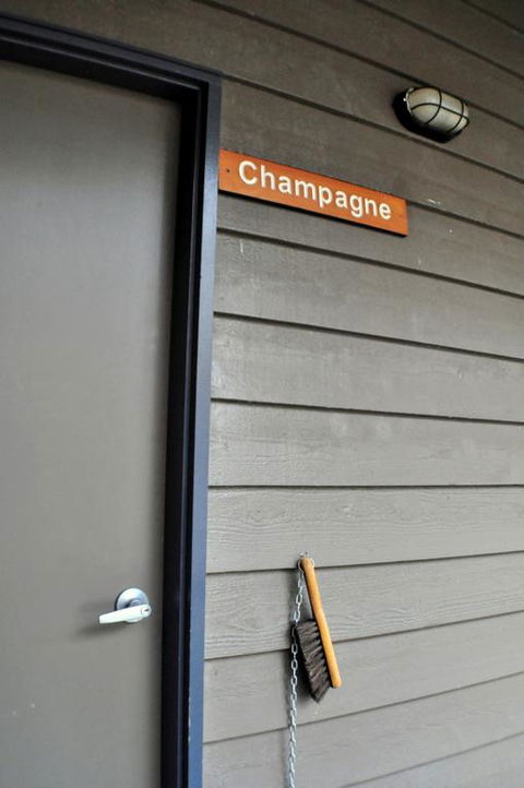 Champagne - New Castle Holiday 3