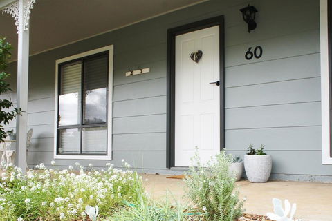 Charlottes Honor - River & Golf Cottage - New Castle Holiday 0