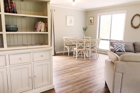 Charlottes Honor - River & Golf Cottage - New Castle Holiday 3
