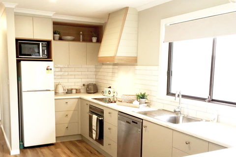 Charlottes Honor - River & Golf Cottage - New Castle Holiday 2