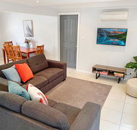City Center - Modern 2-Bedroom Apartment - New Castle Holiday