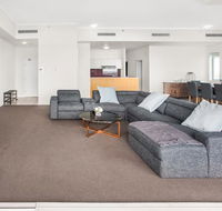 City-Centre Apartment With River Views and Balcony - New Castle Holiday