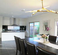 Classic 6BRM Villa in Melbourne - New Castle Holiday