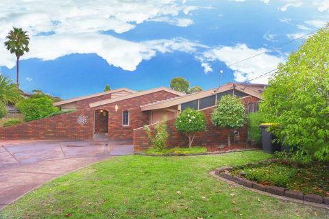 Classic Double Brick Garden House - New Castle Holiday 0