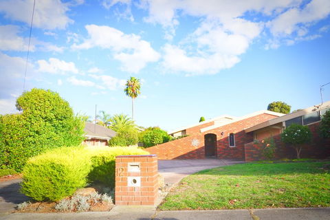 Classic Double Brick Garden House - New Castle Holiday 1