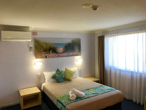 Cleveland Bay Air Motel - New Castle Holiday 1