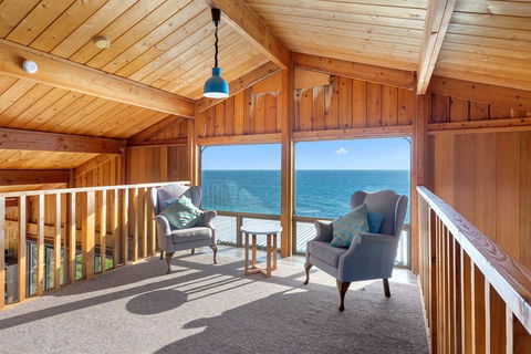 Cliffs End Beach Shack - 105 Gold Coast Drive, Carrickalinga - New Castle Holiday 1