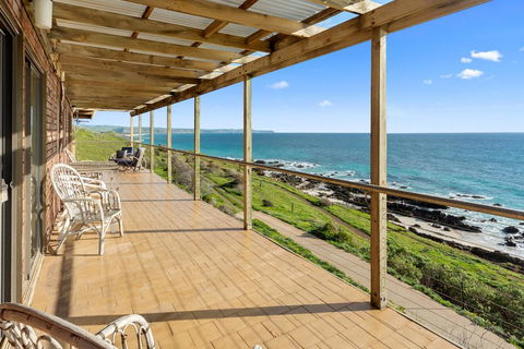 Cliffs End Beach Shack - 105 Gold Coast Drive, Carrickalinga - New Castle Holiday 0