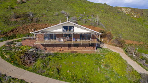 Cliffs End Beach Shack - 105 Gold Coast Drive, Carrickalinga - New Castle Holiday 3