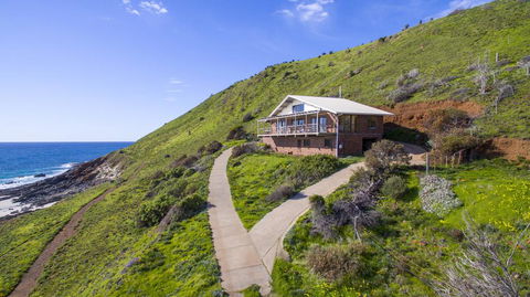 Cliffs End Beach Shack - 105 Gold Coast Drive, Carrickalinga - New Castle Holiday 2