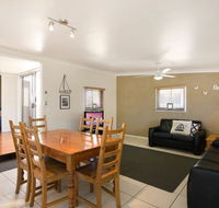 Close to Water Restaurants and Clubs Toorbul St Bongaree - New Castle Holiday