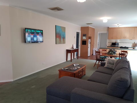 Cobram Cottage - New Castle Holiday 3