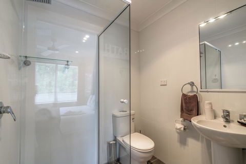 Cole House Apartments - New Castle Holiday 3
