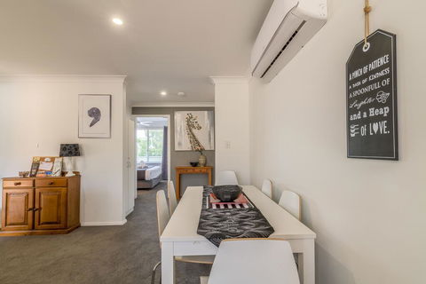 Cole House Apartments - New Castle Holiday 2
